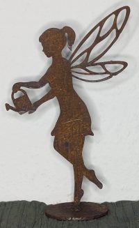 Fee mit Gießkanne in Edelrost