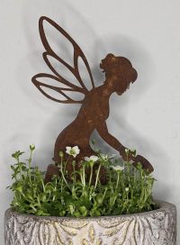 Fee mit Schaufel als Stecker in Edelrost